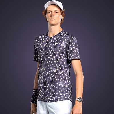 Die gesamte Ausr&uuml;stung von Jannik Sinner! Schl&auml;ger, Saite, T-Shirt, Short, Tennisschuhe